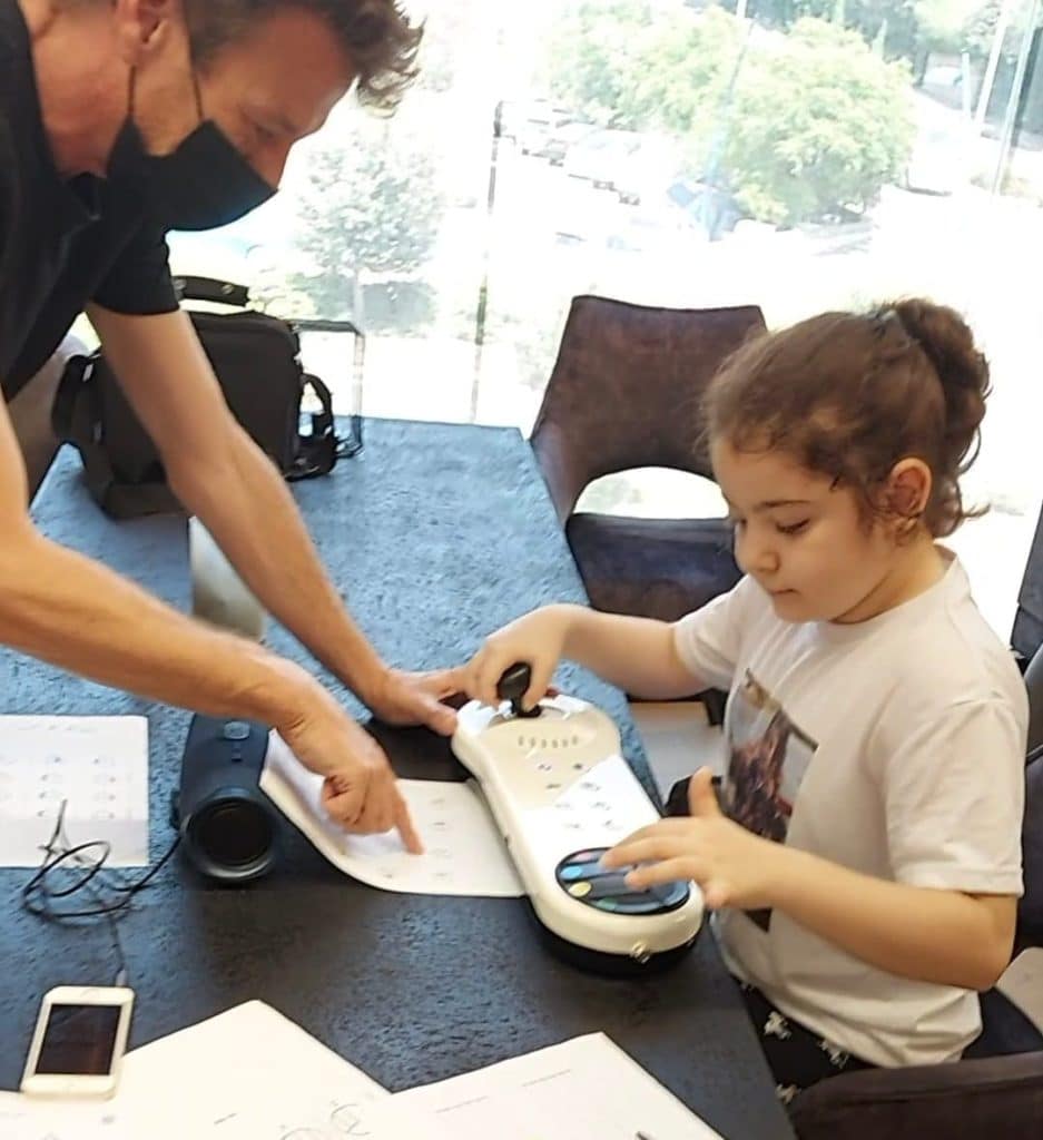 ילדה מנגנת בארקנה בליווי מבוגר בתמונה הקיימת באתר