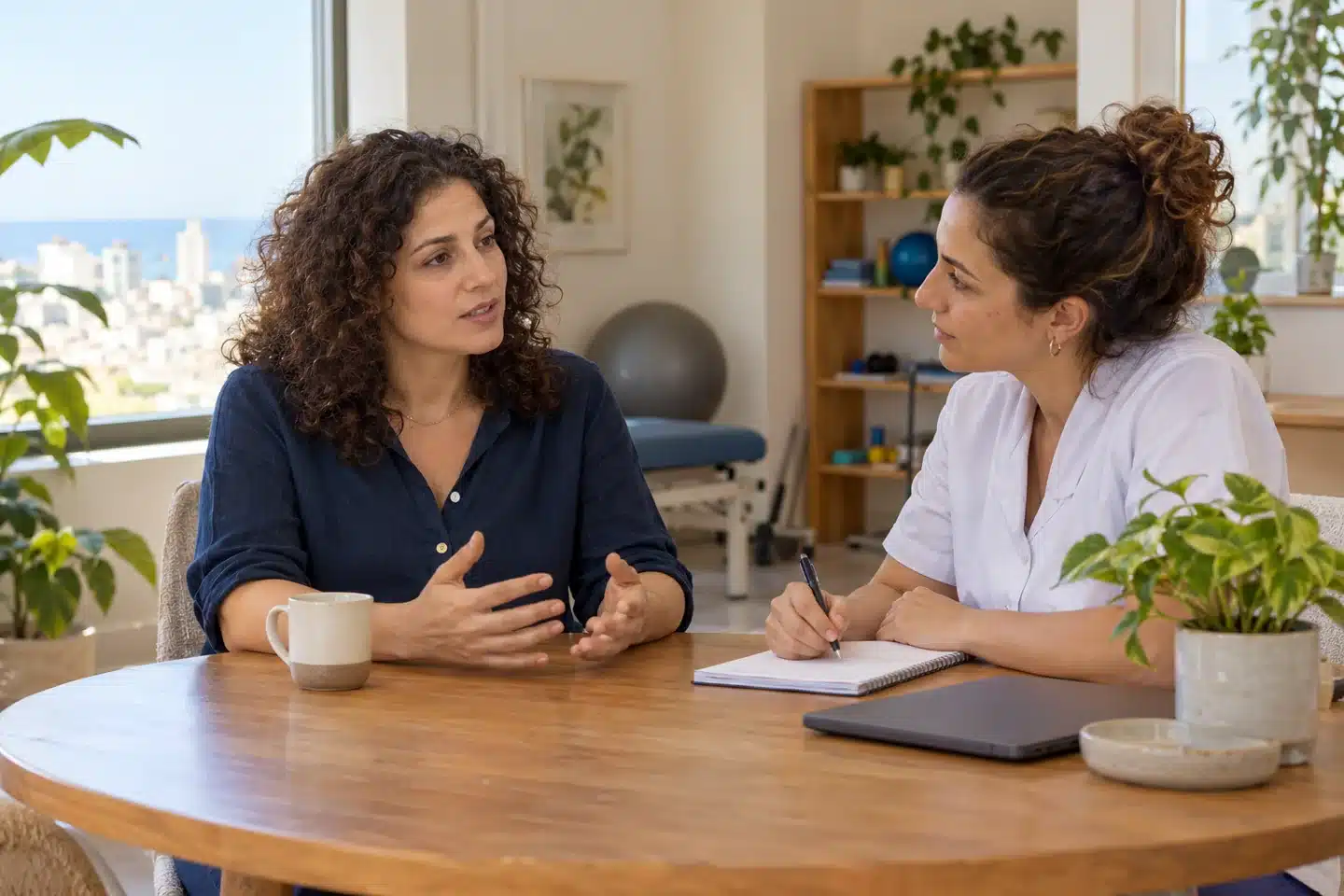 שיחה על מטרות תפקוד בין אישה למטפלת — המחשה — המחשת AI