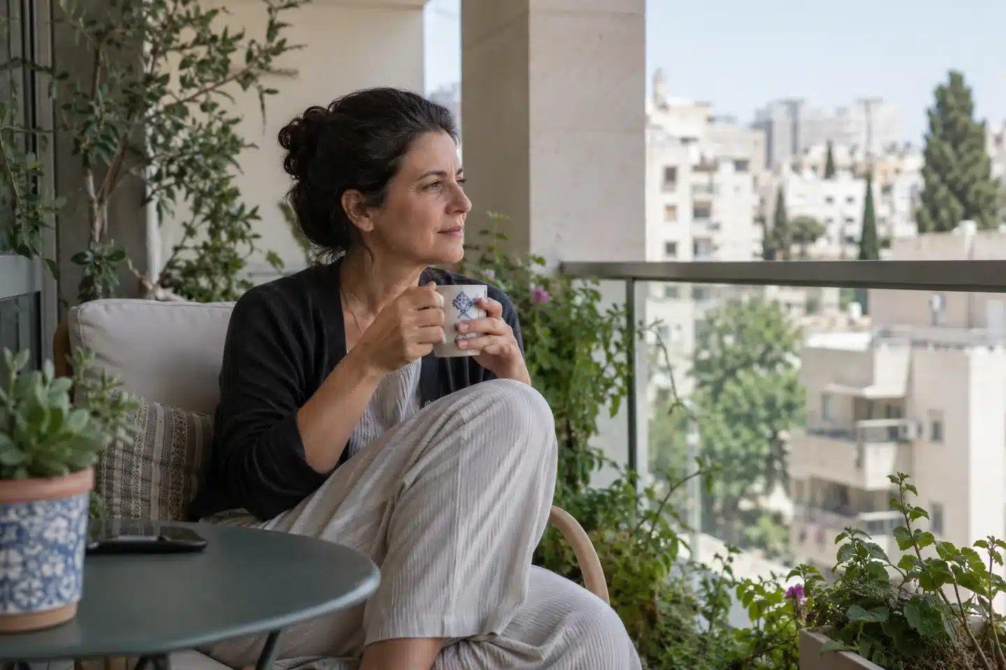 בת משפחה לוקחת הפוגה במרפסת — המחשה לשמירה על כוחות