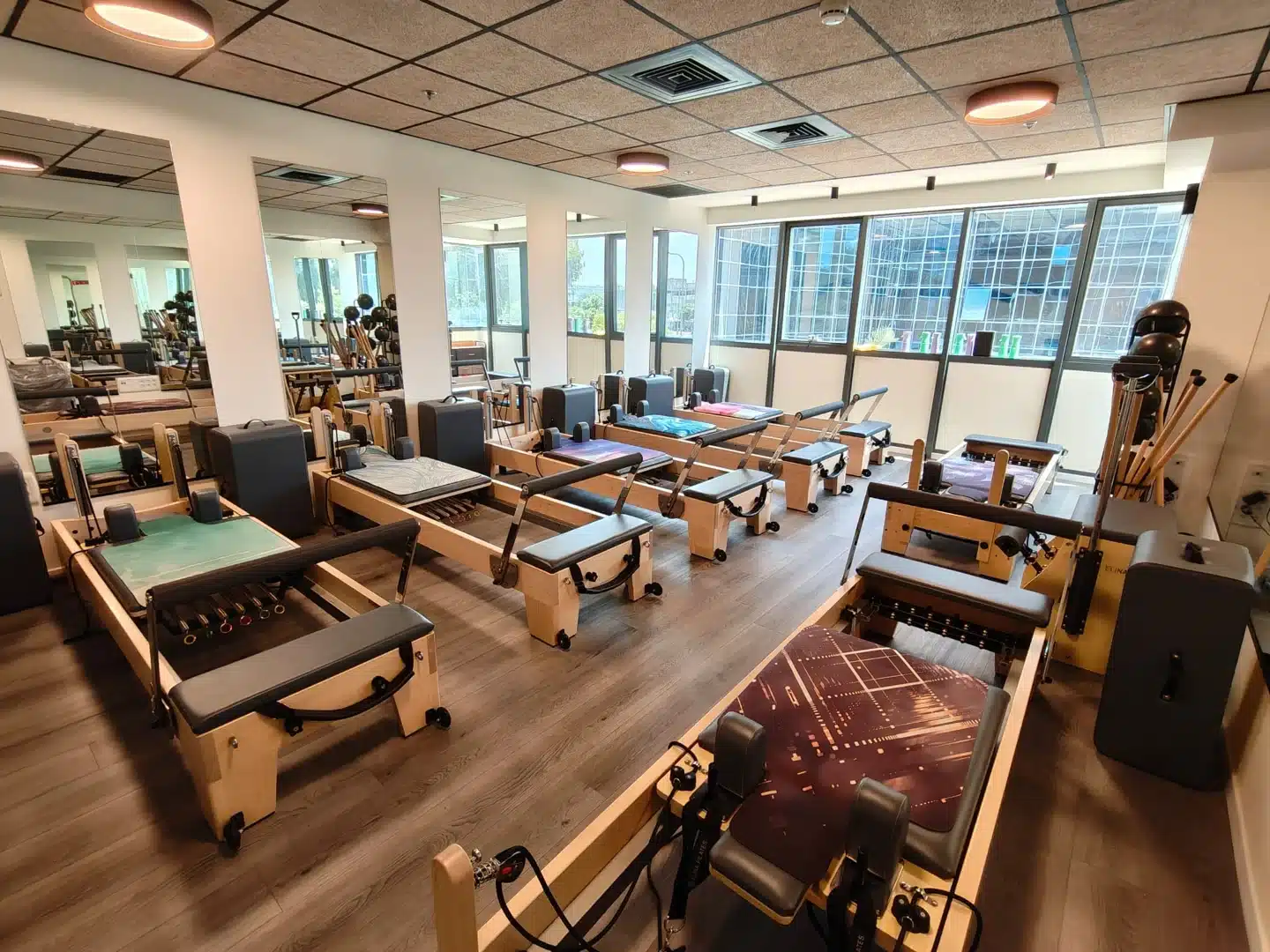 מכשירי רפורמר בסטודיו Elysium Pilates בתל אביב