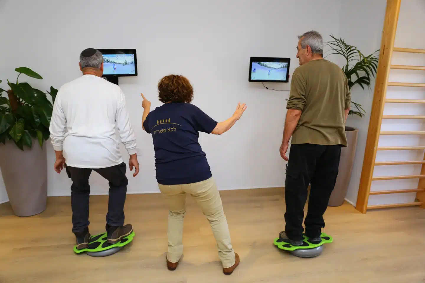 תרגול שיווי משקל בליווי במרכז שיקום