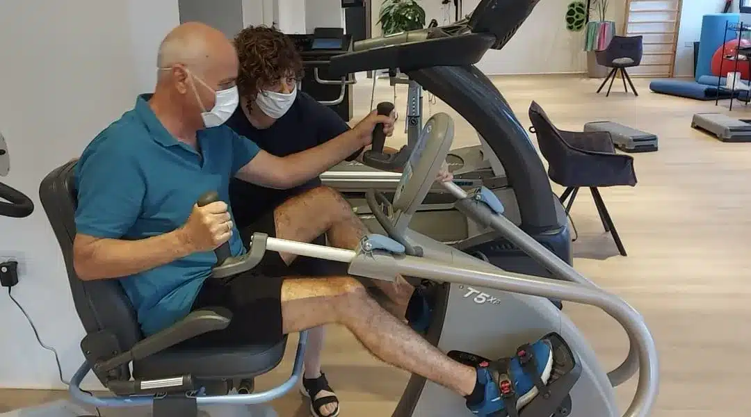 תרגול בישיבה על מכשיר NuStep בליווי
