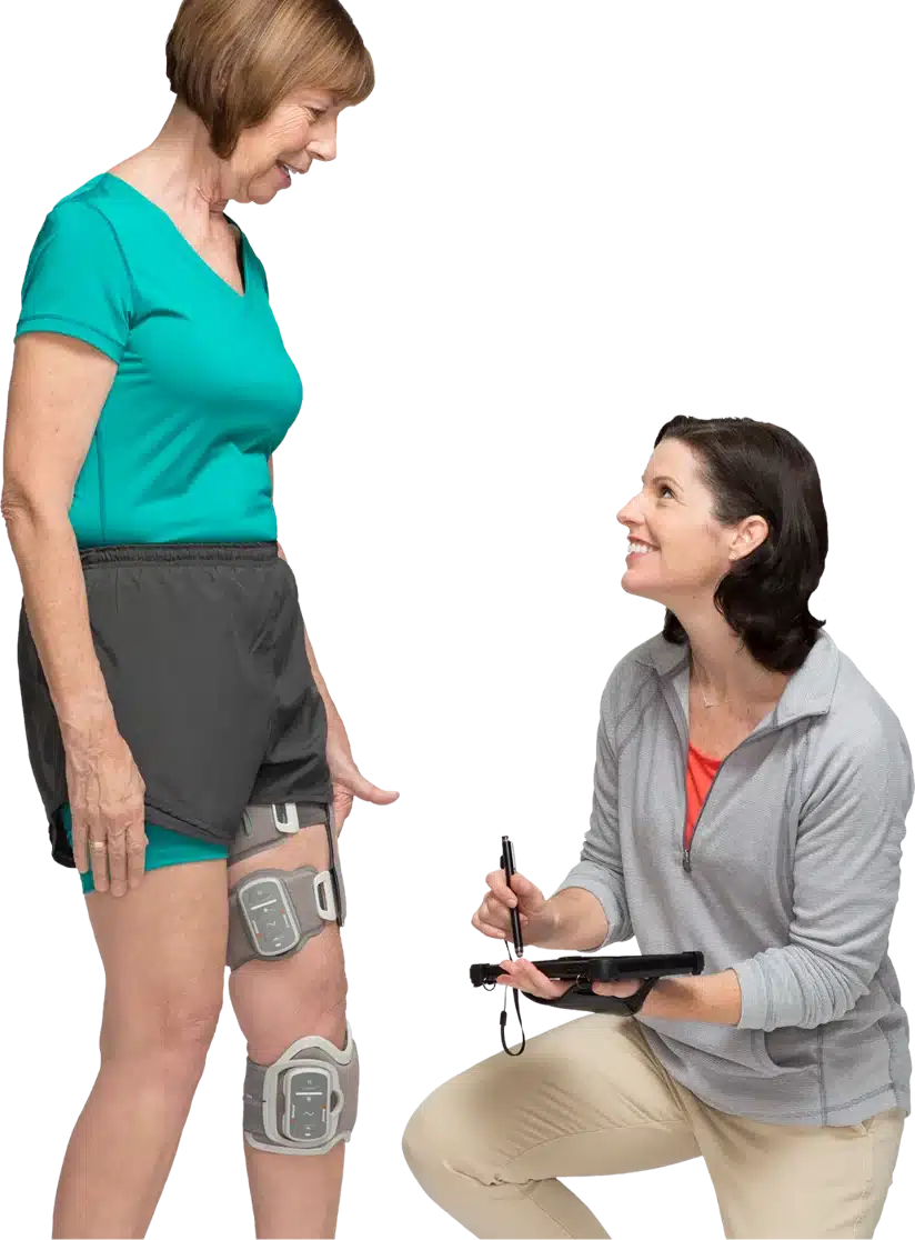 אשת מקצוע מתאימה מערכת L300 Go על רגלה של משתמשת